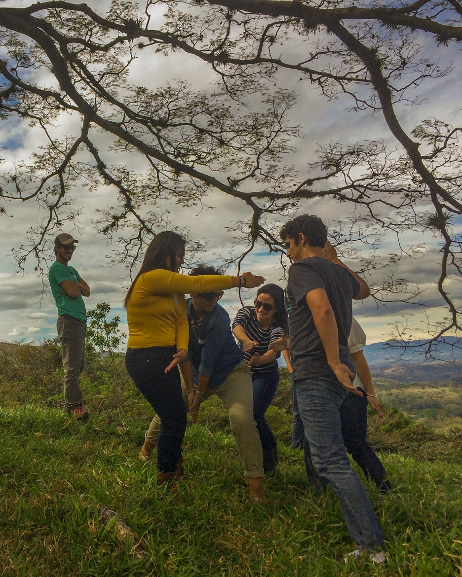 Grupo de personas realizando una dinámica