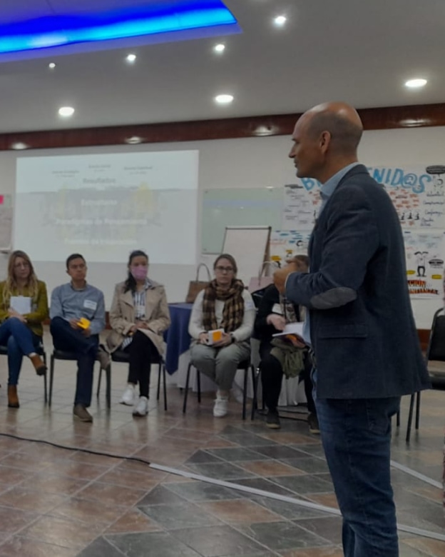 Gianca frente a varias personas en circulo